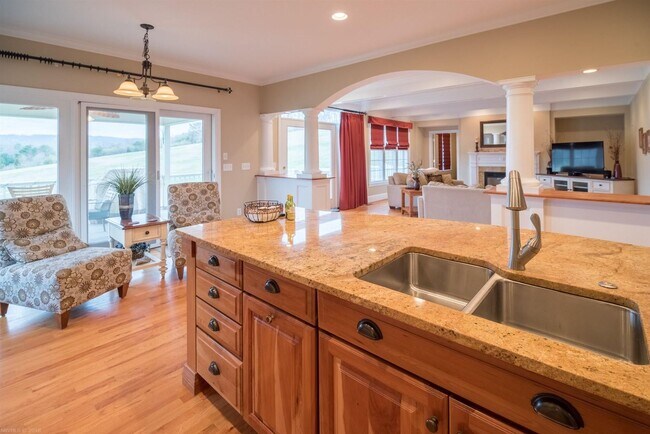 Building Photo - Charming Wyatt Farms Home with Stunning Vi...