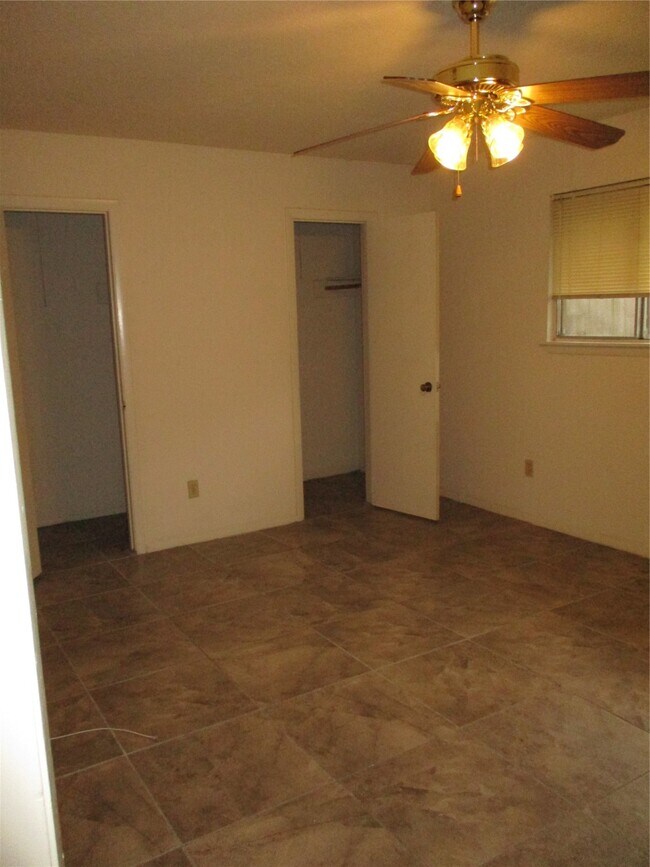 Building Photo - 10826 Sugar Hill Dr
