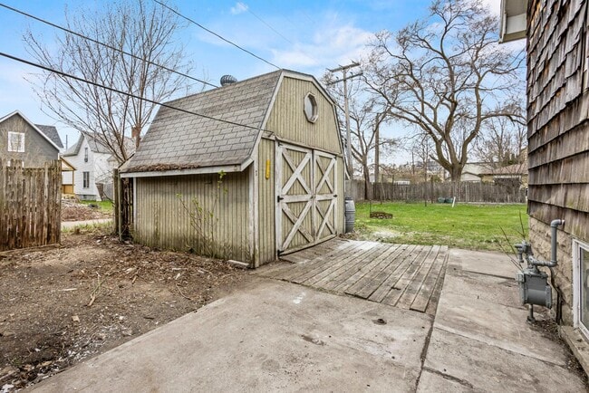 Building Photo - 335 1st St