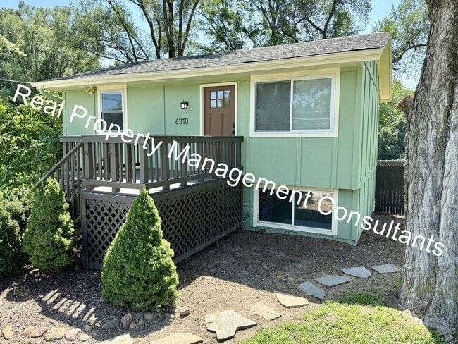 Building Photo - Charming Home in a Country Setting