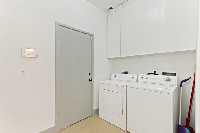 Building Photo - 1022 Forest Home Dr