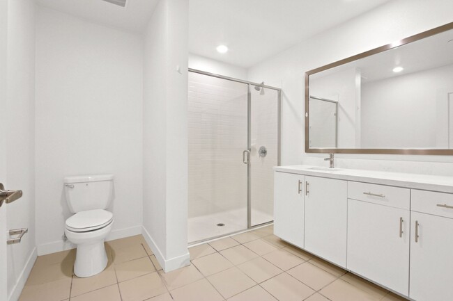 Building Photo - Luxurious 3 Bedroom 3 Bathroom Centrally L...