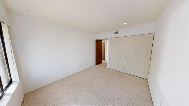 Building Photo - 2120 Pauline Blvd