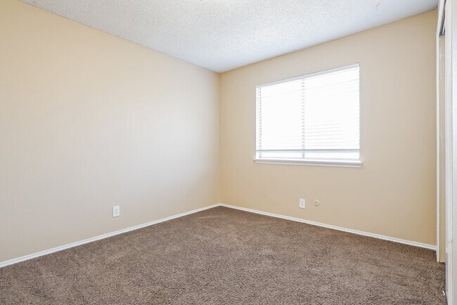 Building Photo - 1433 Grovecrest Dr