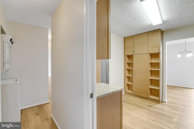 Building Photo - 2300 Pimmit Dr