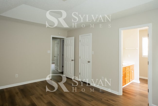 Building Photo - This home exudes a cheerful and welcoming charm!