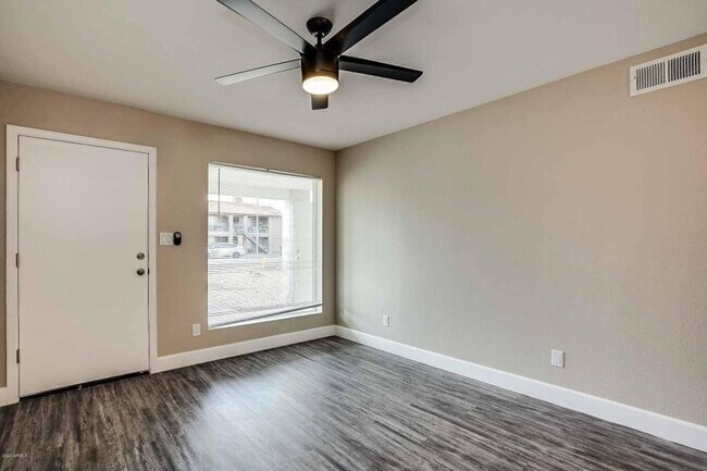 Building Photo - 318 E Vine Cir