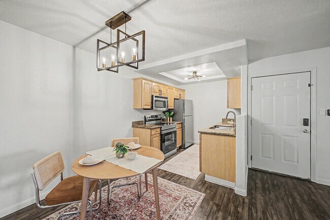 Building Photo - 2121 W Royal Palm Rd