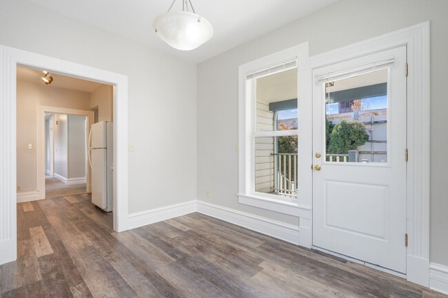 Building Photo - GATED OFF STREET PARKING - Top Floor Unit ...
