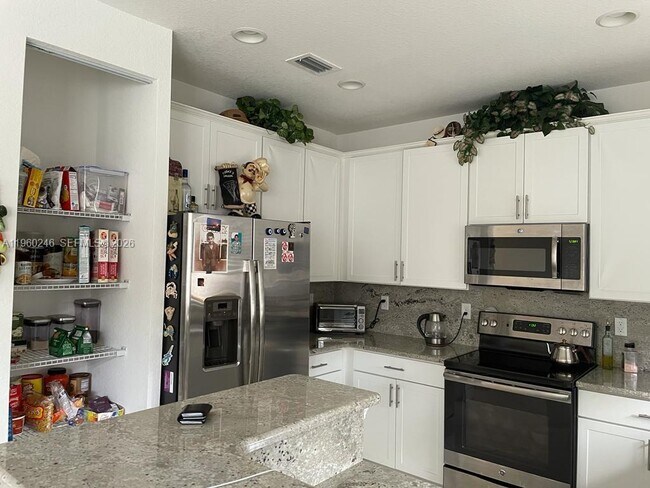 Building Photo - 9602 Town Parc Cir S