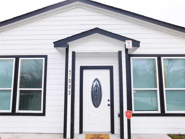 Building Photo - 7002 S Hall St