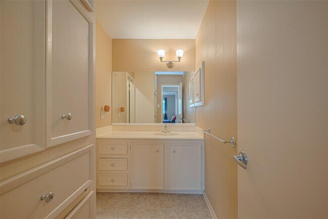 Building Photo - 12231 Carriage Hill Dr