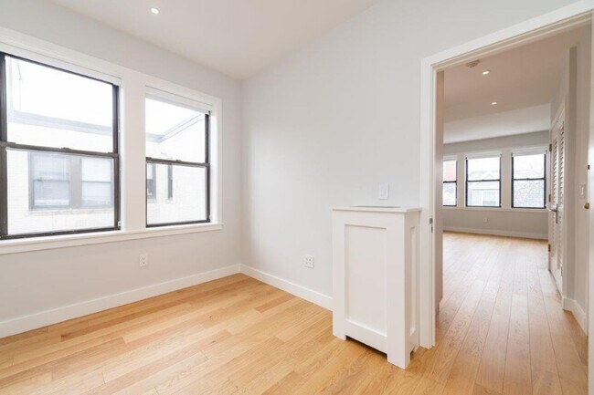 Building Photo - Great 1.5 Bed Located Close to Green Line and Dunkins'!