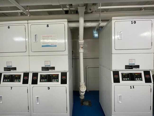 Building Photo - 230 Farmington Ave