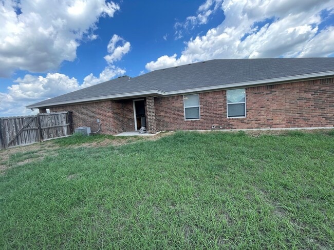 Building Photo - 1906 Charleston Ct