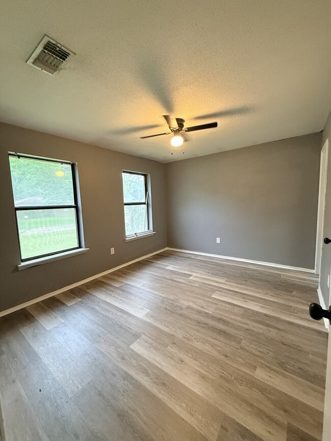 Building Photo - 105 S Oklahoma St