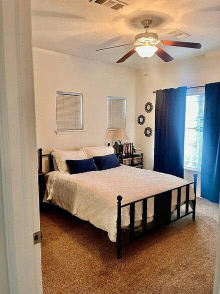 Building Photo - 2803 Kansas Dr