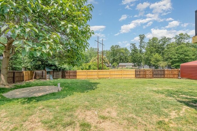 Building Photo - 411 Deerwood Dr