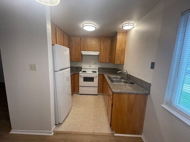 Building Photo - ONE MONTH RENT FREE!***2 Bedroom 1 Bath Unit in Rancho Cordova Available NOW!