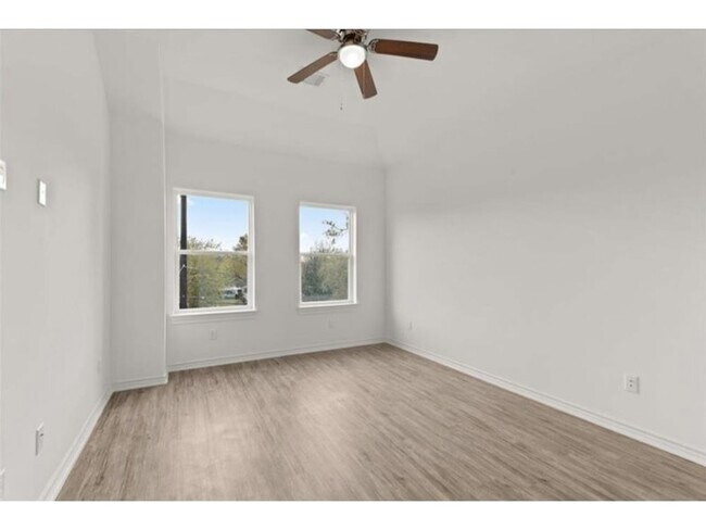 Building Photo - 3233 Real St