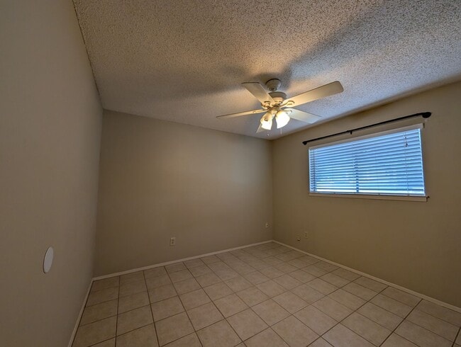 Building Photo - Location!! 1 Mile to Landa Park / Close to...