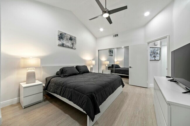 Building Photo - 6553 Via Regina