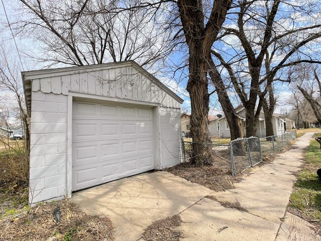 Building Photo - 2 bedroom with Bonus Room