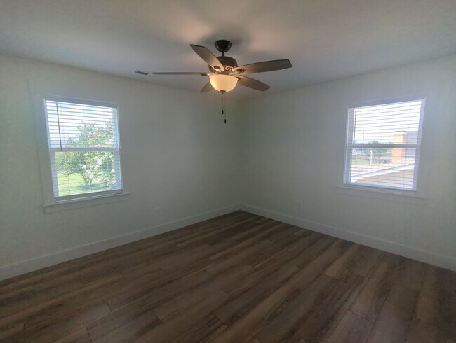 Building Photo - NICE SPACIOUS House in Holly Hills