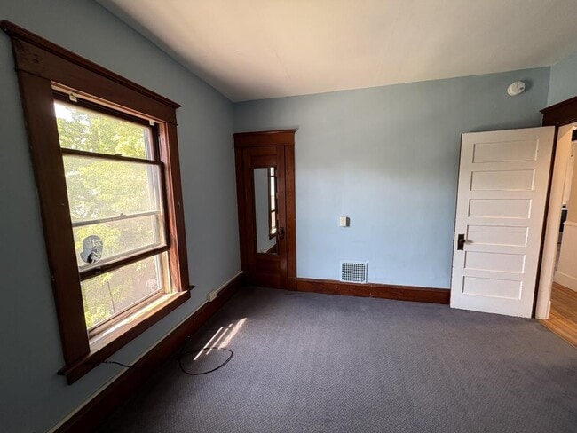 Building Photo - 48 Monroe St