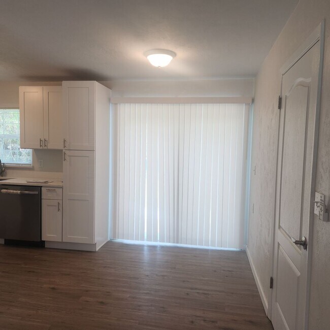 Building Photo - 3 bedroom 1.5 bath