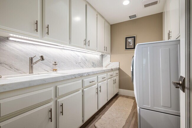 Building Photo - 77 Colgate Dr