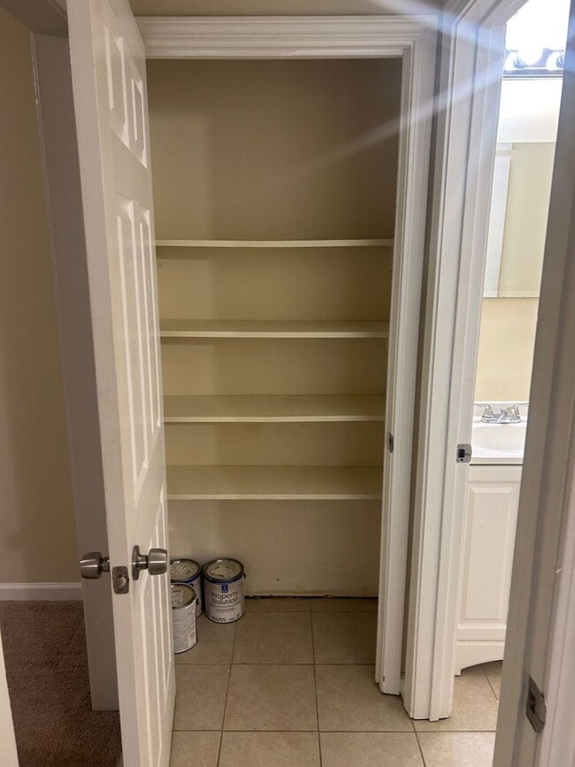 Building Photo - Campus View Apt-Walking Distance to UGA!