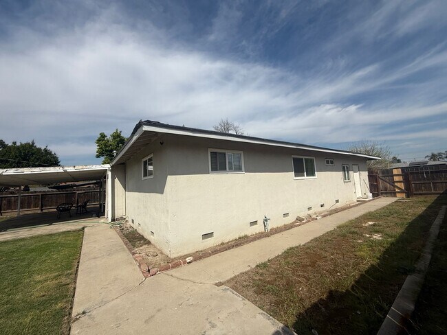 Building Photo - 3 bedrooms, 2-bathroom home with pool in Visalia, CA!