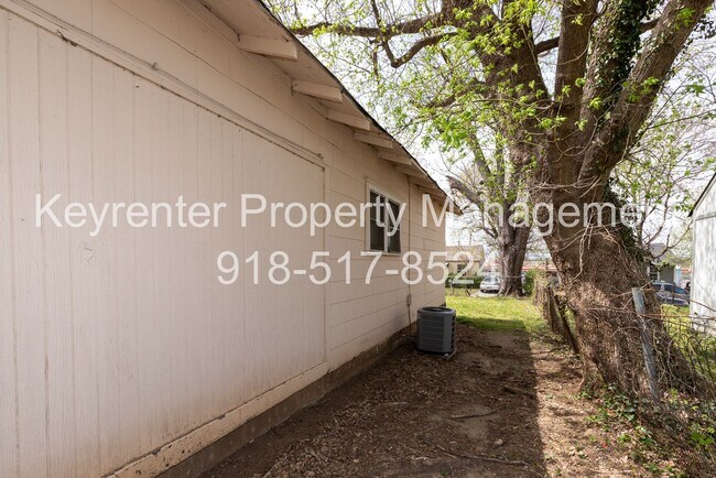 Building Photo - 1607 N Lewis Pl