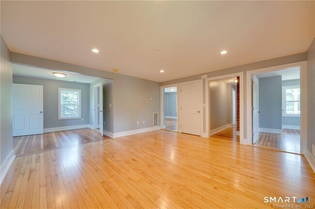 Building Photo - 157 River Rd