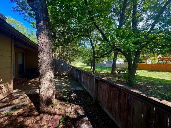 Building Photo - 7211 Lakewood Dr