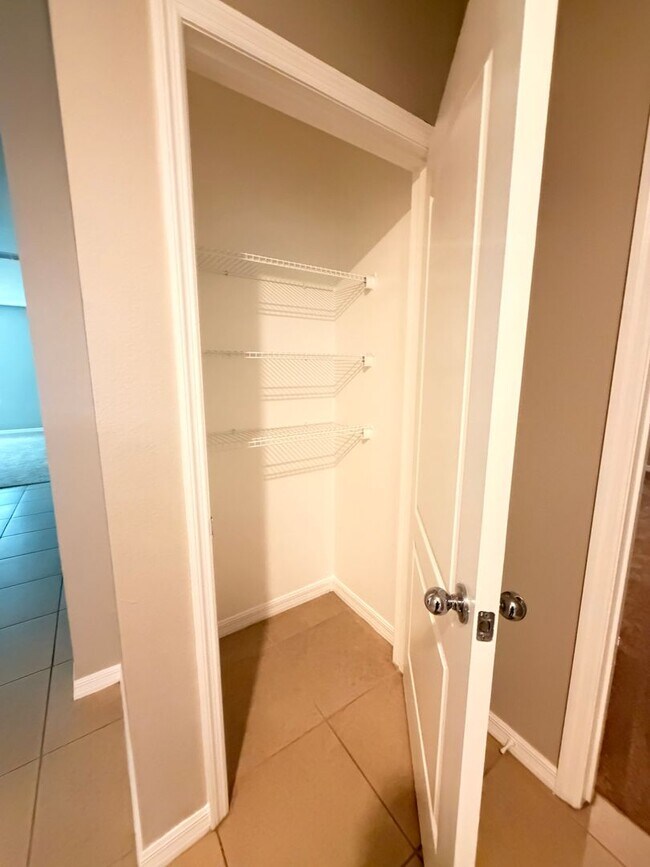 Building Photo - 4 Bedroom, 2 bathroom, spacious home in Winter Haven ...