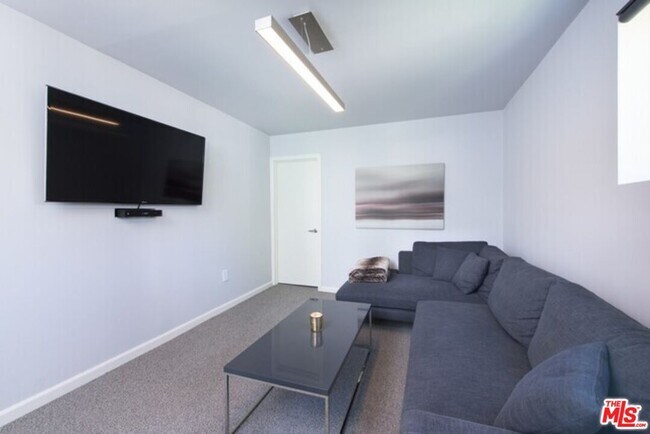 Building Photo - 8842 Dorrington Ave