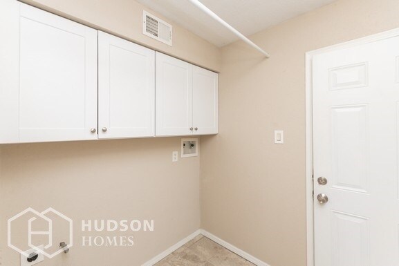 Building Photo - 7816 Pioneer Trail NE