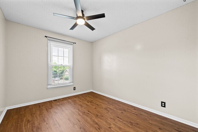 Building Photo - 1409 Janet Way Dr