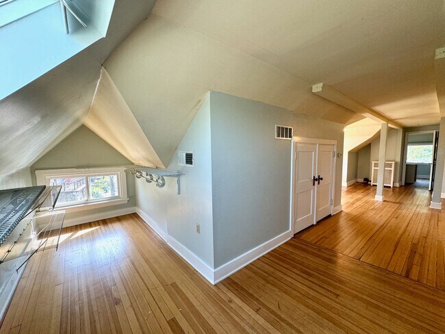 Building Photo - 505-507 W McMillan