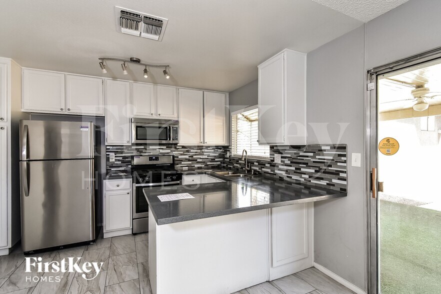 Building Photo - 1613 Amboy Dr
