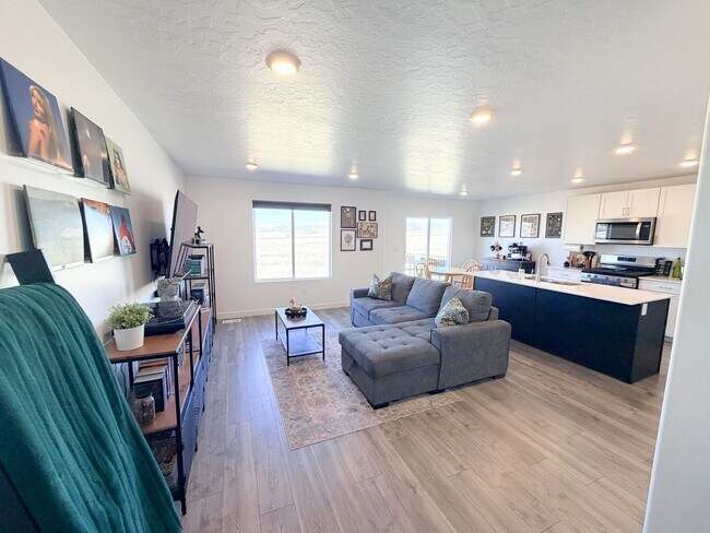 Building Photo - Hidden Springs Gem