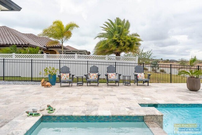 Building Photo - 100 Torrey Pines Dr