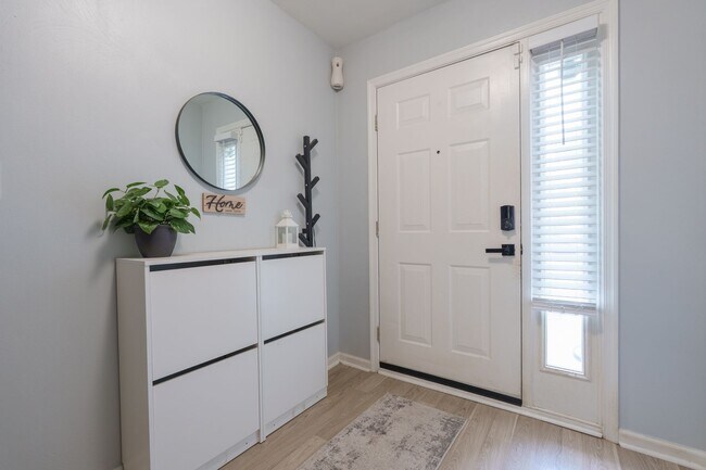 Building Photo - MOVE IN READY 3 Bedroom in the Heart of No...