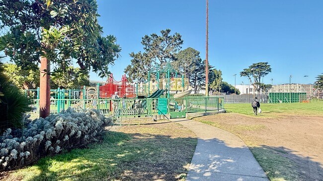 Building Photo - Charming Updated Top Floor 2BR/1BA Marina Apartment w/ Golden Gate Bridge Views! AMSI