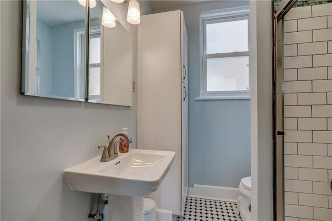 Building Photo - 13-15 Bailey