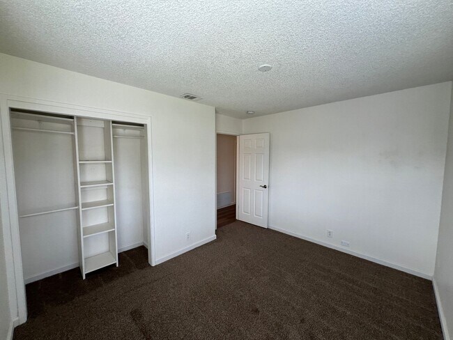 Building Photo - Updated 3 bedroom single story in Manteca!