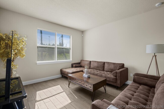Building Photo - 8588 Dahlia Cir
