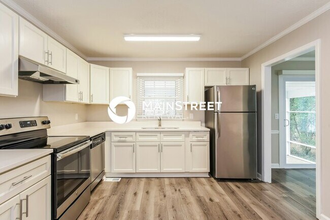 Building Photo - 4 Bedroom Pet-Friendly Home in Greensboro, NC with Main Street Renewal